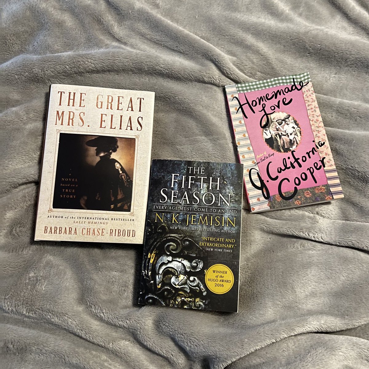 bookbliss925's tweet photo. 📚WEEKEND READING📚 What are you reading this weekend?              #bookbliss925 #weekendreading #avidreader #bookedup #20booksbyblackwomen https://t.co/mOP7ODzF8R