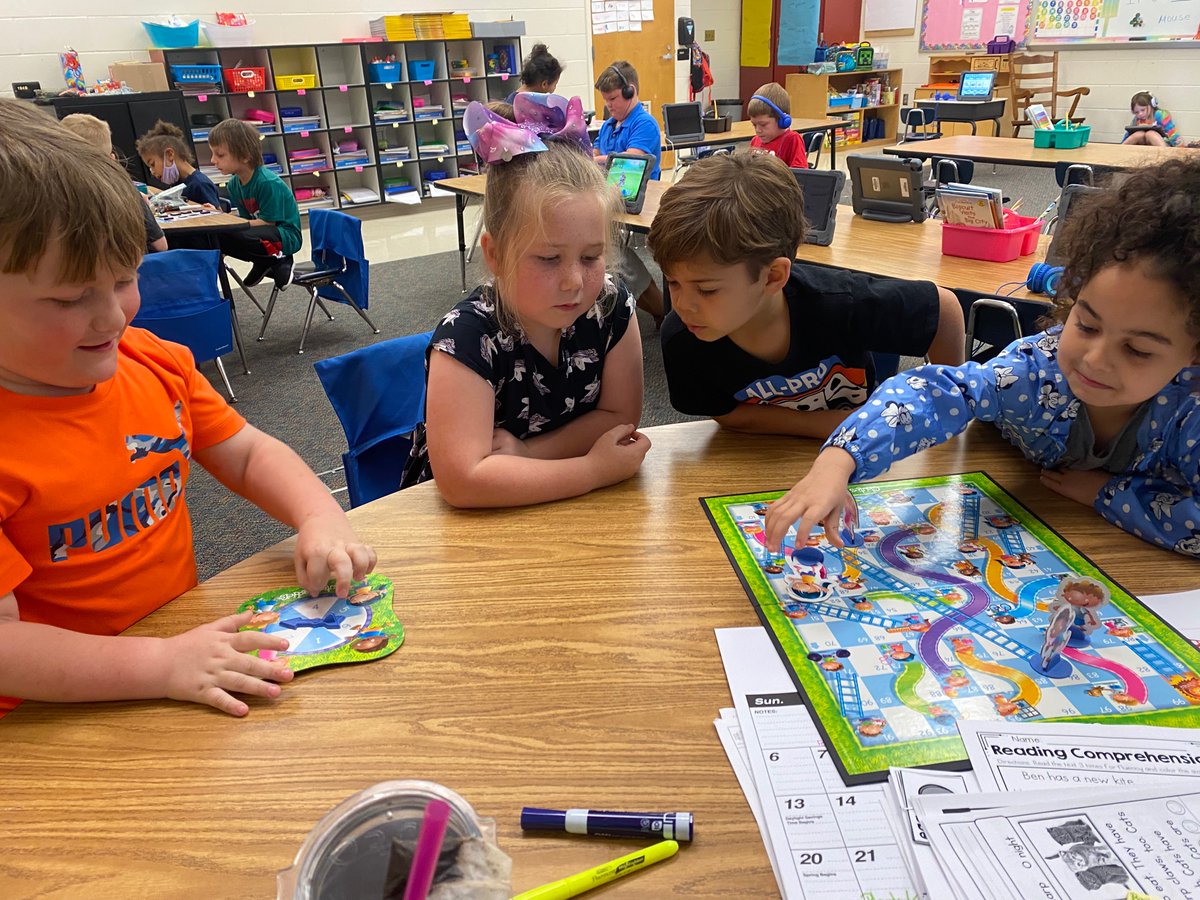 MissLago1's tweet image. Math small groups can take many different forms! Today number recognition with Chutes and Ladders! #Kindergarten @FreOwls @CitrusSchools @CitrusMath