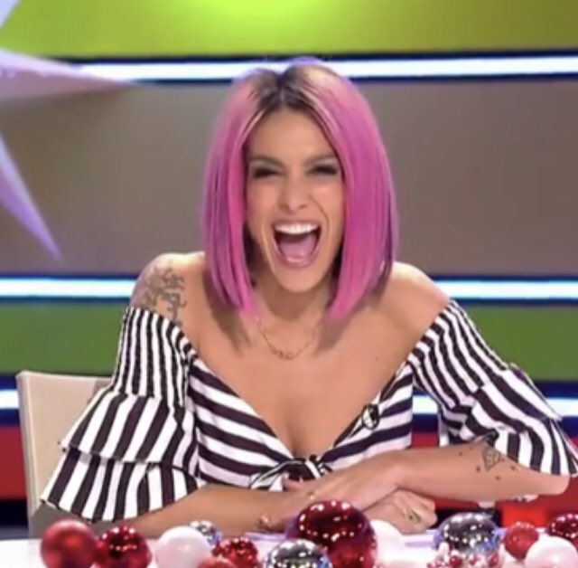 WahineMD's tweet photo. Me encanta Lorena Castell, con esa energía y alegría natural, sin los corsés de esa feminidad modosa y servil que reprime aspavientos y carcajadas. Me encanta por su súper espontaneidad y su humor de barrio sin guión. 💜 #salada #locatis #divertida #energetica @lorenacastell https://t.co/yCHhNM2fKA