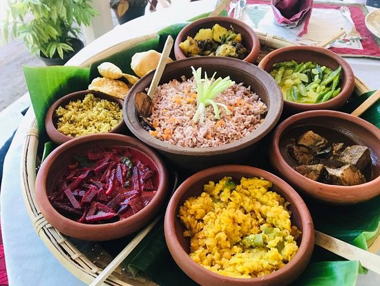 wandurlux's tweet photo. The central feature of #SriLankan cuisine is boiled or steamed rice, served with a curry of fish or meat, along with other curries made with vegetables, lentils, or fruits. Dishes are accompanied by pickled fruits or vegetables, chutneys, and sambols. 🍚🥗🍛 https://t.co/rR5N7BhiSV