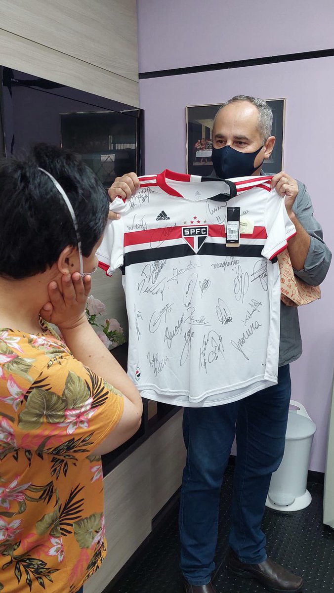 Cheffigueiredo's tweet photo. Hoje foi um grande Dia!

Graças ao empenho de diversas pessoas, presenteamos a Marcela do Lemda com a Camisa do São Paulo, autografada por toda a Equipe.

Nossos agradecimentos e eterna gratidão! 🙏🏻

Obrigado @marcoaureliooficial,  @saopaulofc @almaromainclusive https://t.co/Ei3IBMkhki