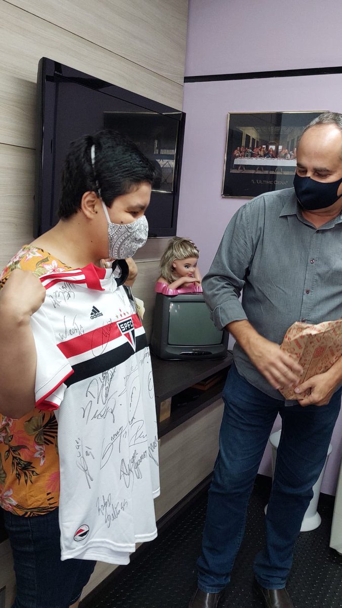 Cheffigueiredo's tweet photo. Hoje foi um grande Dia!

Graças ao empenho de diversas pessoas, presenteamos a Marcela do Lemda com a Camisa do São Paulo, autografada por toda a Equipe.

Nossos agradecimentos e eterna gratidão! 🙏🏻

Obrigado @marcoaureliooficial,  @saopaulofc @almaromainclusive https://t.co/Ei3IBMkhki