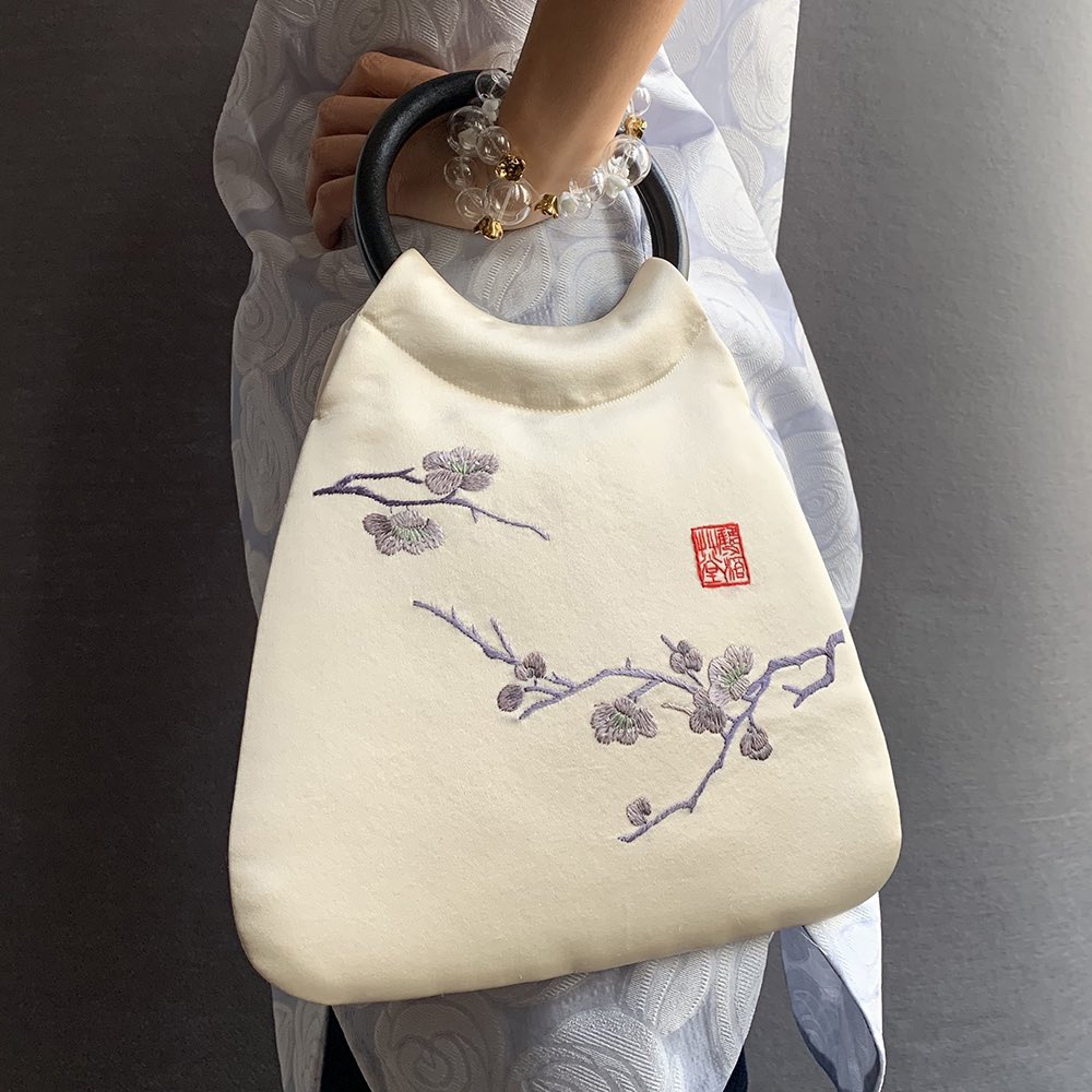 Blossom bag from Suzhou Cobblers.

#embroideredbag #bagshopping#handmadebag #bagoftheday 
#fashionbags #bagslover #bagsofinstagram #handmadebags #chicbag #bagstyle #floralembroidery #uniquebags