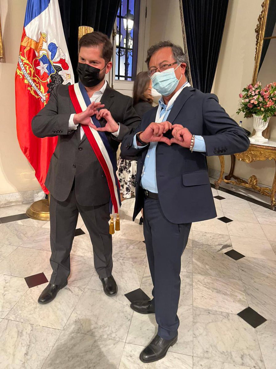 Hace meses estuvimos conversando con <a href="/gabrielboric/">Gabriel Boric Font</a> sobre el futuro de Chile y Colombia. 

Hoy me enorgullece verlo con la banda presidencial, celebramos su triunfo. El mismo camino inicia para Colombia cuando el gobierno del <a href="/petrogustavo/">Gustavo Petro</a> y el <a href="/PactoCol/">Pacto Histórico Oficial</a> sea una realidad 💜