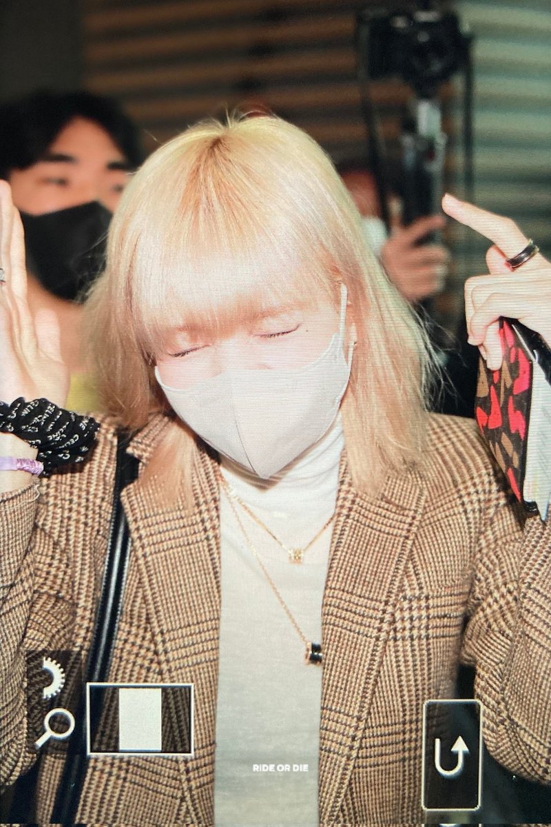 yadoooommm's tweet photo. the returns of "ehee" 😭

BON VOL LALISA
#LisaParisienne https://t.co/y8aIeyRxGo