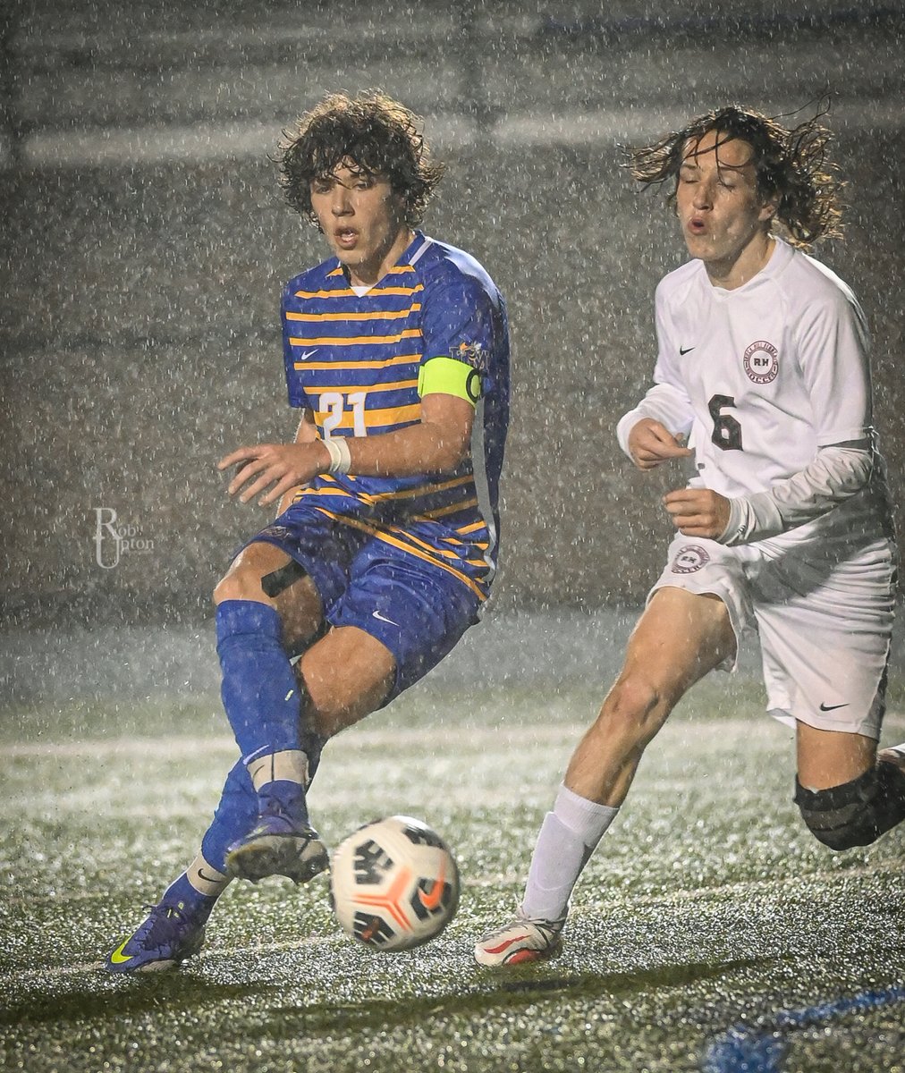 photobyrob1's tweet photo. Rainy night on the pitch @ Bob Jones Stadium as @FMHS_Soccer battled Rock Hill. The Yellow Jackets took a 3-0 lead then held off the Bearcats 2nd half comeback bid. #rupsports @dwayne_hartsoe @RHHerald_Preps @FortPrep @schsl https://t.co/FI7PKU8PuS