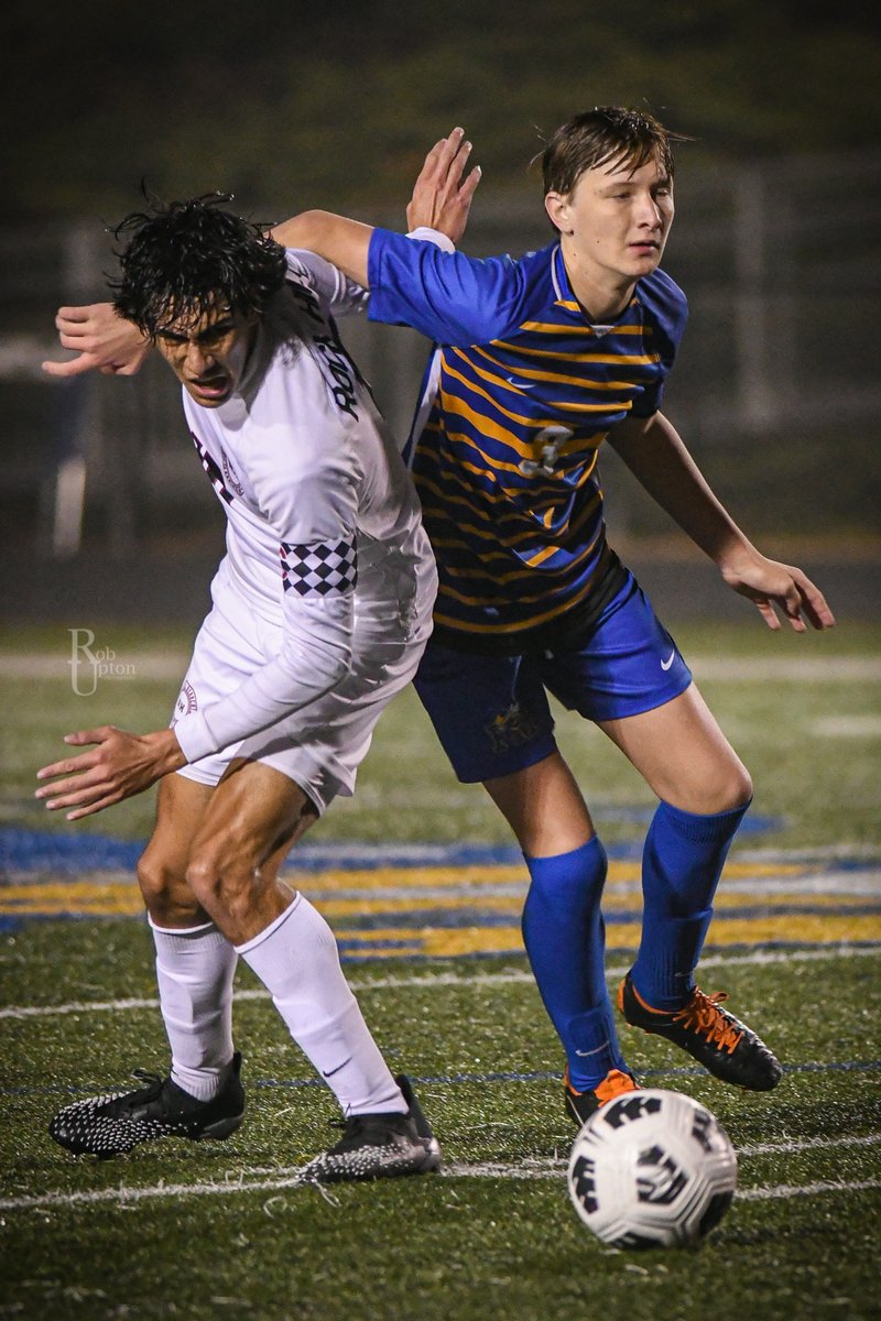 photobyrob1's tweet photo. Rainy night on the pitch @ Bob Jones Stadium as @FMHS_Soccer battled Rock Hill. The Yellow Jackets took a 3-0 lead then held off the Bearcats 2nd half comeback bid. #rupsports @dwayne_hartsoe @RHHerald_Preps @FortPrep @schsl https://t.co/FI7PKU8PuS