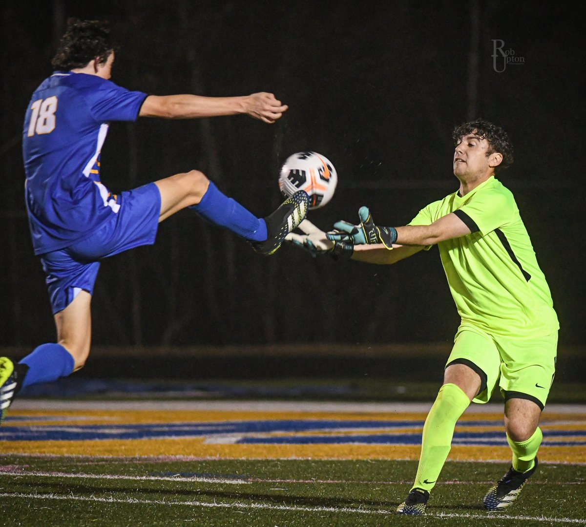 photobyrob1's tweet photo. Rainy night on the pitch @ Bob Jones Stadium as @FMHS_Soccer battled Rock Hill. The Yellow Jackets took a 3-0 lead then held off the Bearcats 2nd half comeback bid. #rupsports @dwayne_hartsoe @RHHerald_Preps @FortPrep @schsl https://t.co/FI7PKU8PuS