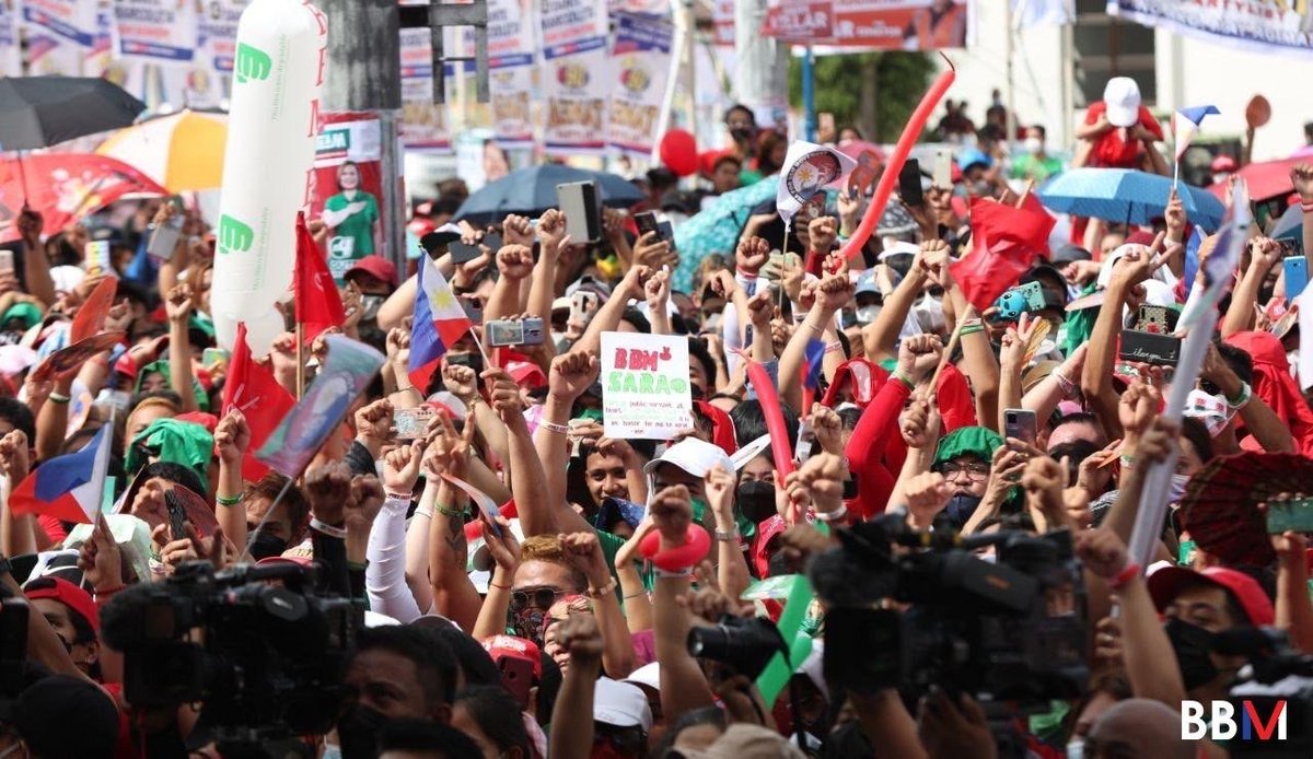 bongbongmarcos's tweet photo. Sa bawat lugar na aming pinupuntahan ay lagi kaming nasusorpresa sa inyong pinapakitang suporta sa Uniteam. 

Salamat, Sta. Cruz, Laguna sa inyong tiwala! Natuwa kami lalo na si Mayor Inday Sara sa mga posters na inyong inihanda! https://t.co/A8GNv2GFri