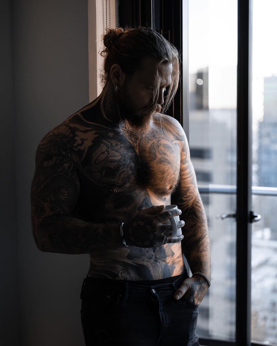 Good for you, you fooled everybody
Good for you, you fooled everyone
Good for you, now you're somebody
Good for you, you fooled everyone

Leave your weapon on the table
Wrapped in burlap, barely able
Don't get angry, don't discourage
Take a shot of liquid courage