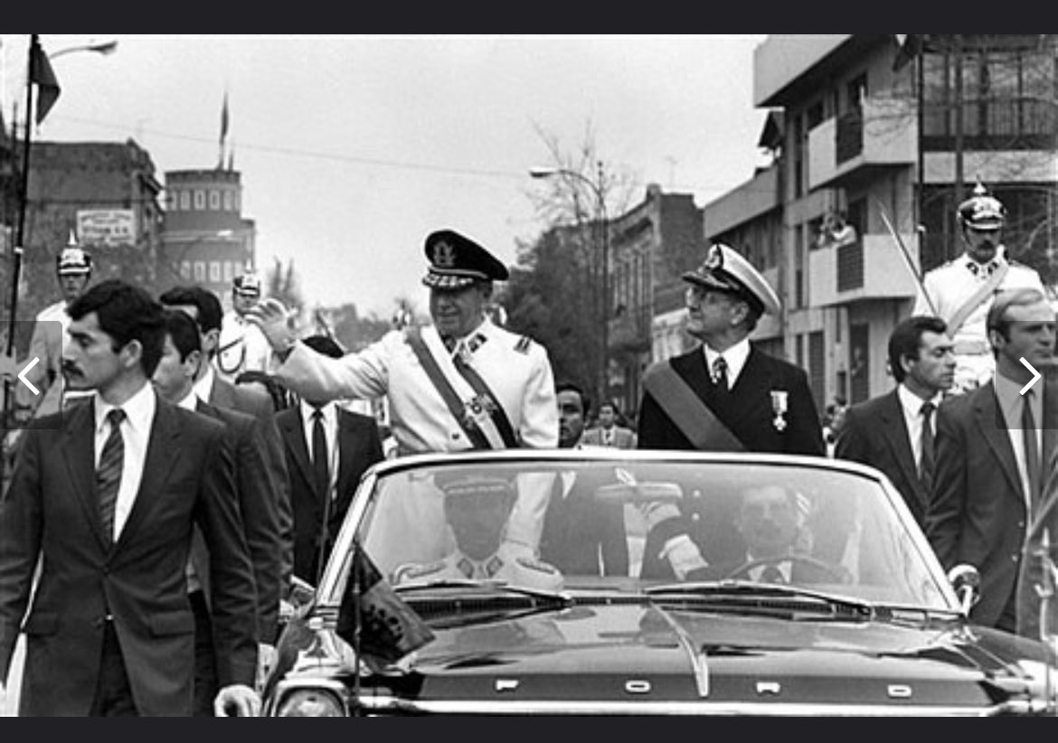 mfsolisb's tweet photo. Mi general en el mismo auto de #boric a mi que me gustan los autos prefiero pensar solo en eso https://t.co/xKRDVzWXGO
