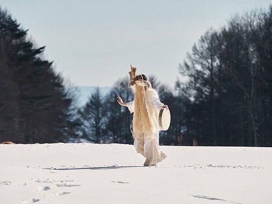 TerryRiley_info's tweet photo. Meet SARA MIYAMOTO, Terry Riley’s disciple, dancing as the spirit of EVERYTHING.
Terry is BEYOND everything.
Two are…
- Everything and Beyond -
https://t.co/53ODgCpTfh
#terryriley #saramiyamoto #テリーライリー #宮本沙羅 #DOMMUNE #frue #futureterror #EverythingAndBeyond https://t.co/ItchytneD6