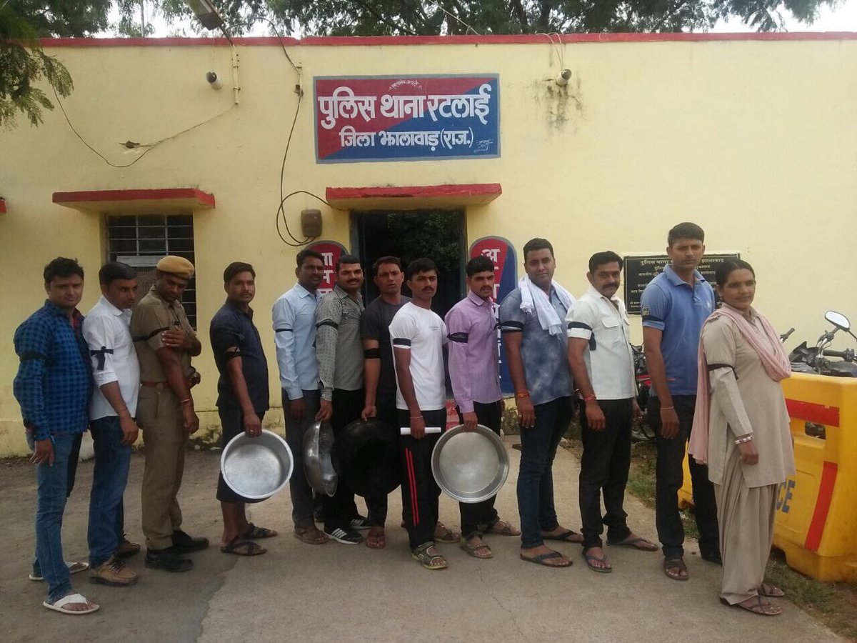 पुलिसकर्मी रात_दिन 24×7 बिना किसी राजकीय अवकाश के ड्युटी करती है लेकिन विरोध धरना प्रदर्शन नहीं कर सकती <a href="/RajCMO/">CMO Rajasthan</a> ने इसी कमजोरी को देखकर बजट में <a href="/PoliceRajasthan/">Rajasthan Police</a> के पुलिसकर्मियों की एक भी मांग नही मानकर नज़र अंदाज़ किया जो अन्याय है।
#पुलिस_व्रत_12मार्च
<a href="/1stIndiaNews/">First India News</a> <a href="/INCRajasthan/">Rajasthan PCC</a>