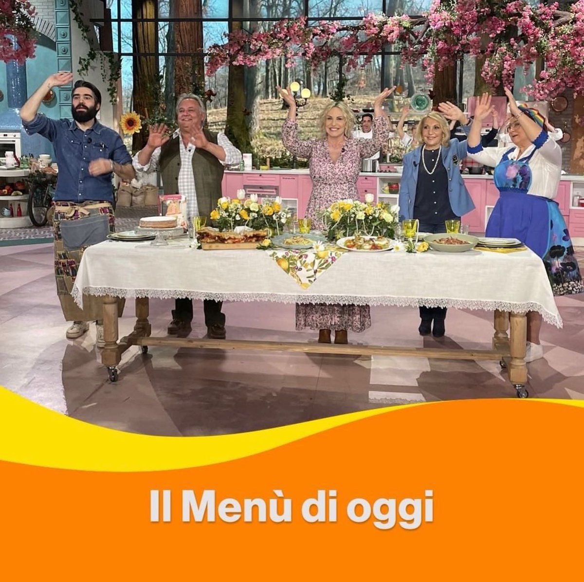 andrearuszel's tweet photo. Oggi a @MezzogiornoRai1 con @antoclerici https://t.co/02WPoJUG5j