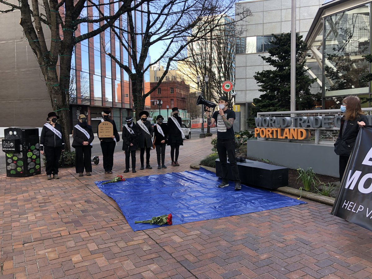 notyimei's tweet photo. PDX still believes no one is disposable! 

We remember the millions who have died around the world. We remember the thousands that have died in Oregon. And we will honor their lives by fighting to #EndCOVIDMonopolies.

@pdxraginggrans @TradeJusticeEd @JwJpdx @ILPS_Official https://t.co/n99ivkgBFG