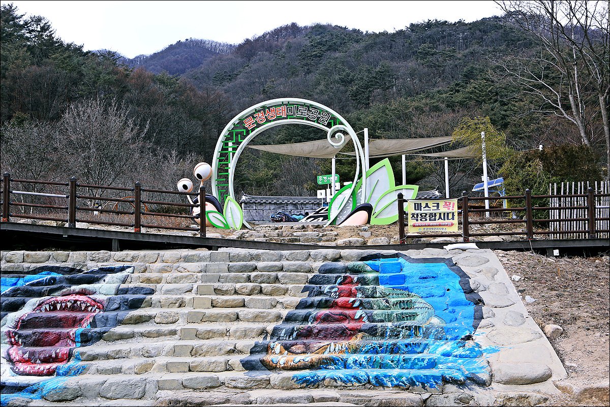 gumksl's tweet photo. #문경생태미로공원

문경 새재도립공원내 징검다리를 건너면 생태미로공원이 있어요.

문경생태미로공원의 입구이자 출구인 광장에는 매표소와 문경��태미로공원 상징물 그리고 트릭아트를 체험할 수 있는 포토존이 있어요.

#문경여행
#문경새도립공원
#생태미로공원
#트릭아트
#징검다리
#문경시 https://t.co/DYoqUJPkMe