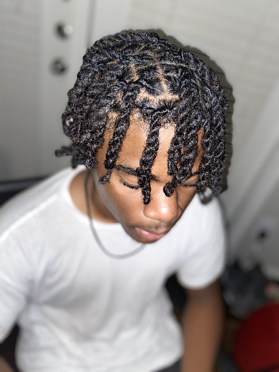 LalatheCosmo's tweet photo. 2 strand twist. Braids using @AllBalmFam hemp 🍃 oils to seal moisture. #natural #braids #braider #locs #loctician #dallas #texas #salon #stylist #twists #manbraids #blackhair #hemp #oils https://t.co/CTVevUt7tW