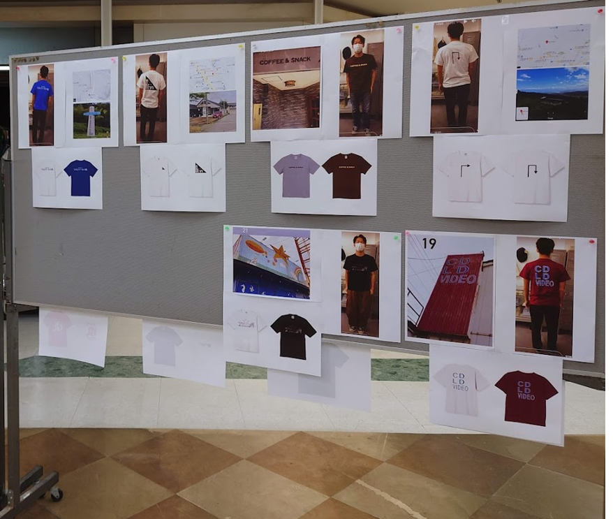happytown978's tweet photo. コラボ展は増殖しつつ、絶賛開催中です。ハッピータウン以外のTシャツも写真にて展示しています。本日より
ファクトリーさん店舗でのイベントが始まりました。お運びください。 #ファクトリー #FCTRY #Tシャツ https://t.co/8wCAYL7YpL