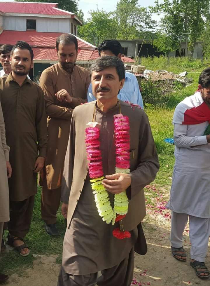 HakeemAchakzai3's tweet photo. نن بيخي ده زړۀ په زور درپسې ژاړم
ورکــه ياره نن مې بل رقـم ياديـږي!
#ښهيد_عثمان_لالا 
pashtoon national jarghah https://t.co/KolBi5OvqU