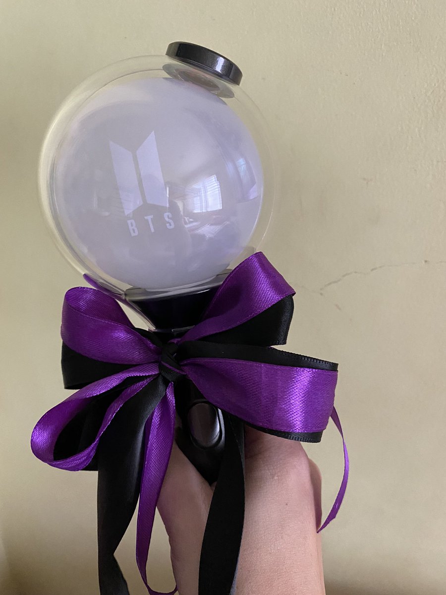 7makesmehappy's tweet photo. I just cant let the ribbon from @chickensutock's #GeniusInterlude kit lie around my room dapat may 'participation' din sya sa mga kaganapan so ayan tinali ko sa armybomb ko para mAMAYA AAAAAAAAHSHSHHDHFHFJGKGKGGJGJGJGJGJJGGKGLFLLF ofc i had to add purple bec BORAHAAAEEEYYY https://t.co/3imUIORnqf