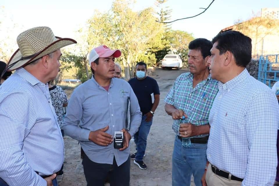 gustavomaciasz's tweet photo. Estuvimos en #Tequila con beneficiarios de obras y acciones que mejoran su calidad de vida, aquí con amigos de Santa Teresa, presentando el proyecto de red de drenaje. Felicidades al Presidente #PonchoMagallanes y todo su equipo por su trabajo.
#AcciónYResultados @diputadospan https://t.co/k3ULWWRnyI