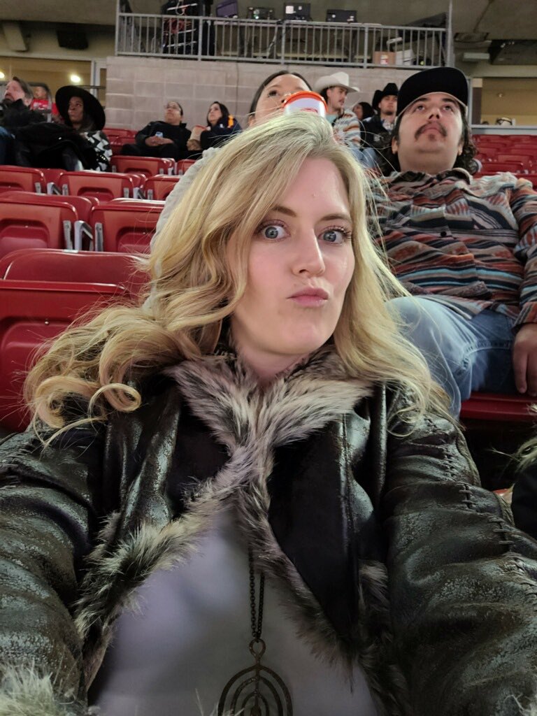 Real_SlimLadyy's tweet photo. #RodeoHouston with Michelle haha the guy behind her 😂 https://t.co/APHZjD3le9