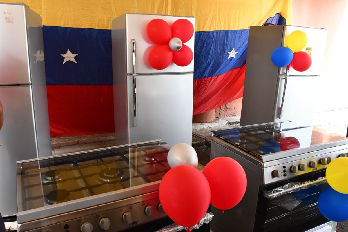 mineducacion_ve's tweet photo. ¡Nada nos detiene!

En nombre del Pdte. @NicolasMaduro se realizó la  entrega de artículos de Mi Casa Equipada en Edo.Aragua, a cargo de la Min. @_LaAvanzadora y la Junta Administradora del @IpasmeOficial.  @Soykarinacarpio @leoalvacabrera @ZE_Aragua 

#DialogoEsReconciliación https://t.co/vHUMWtTqcN