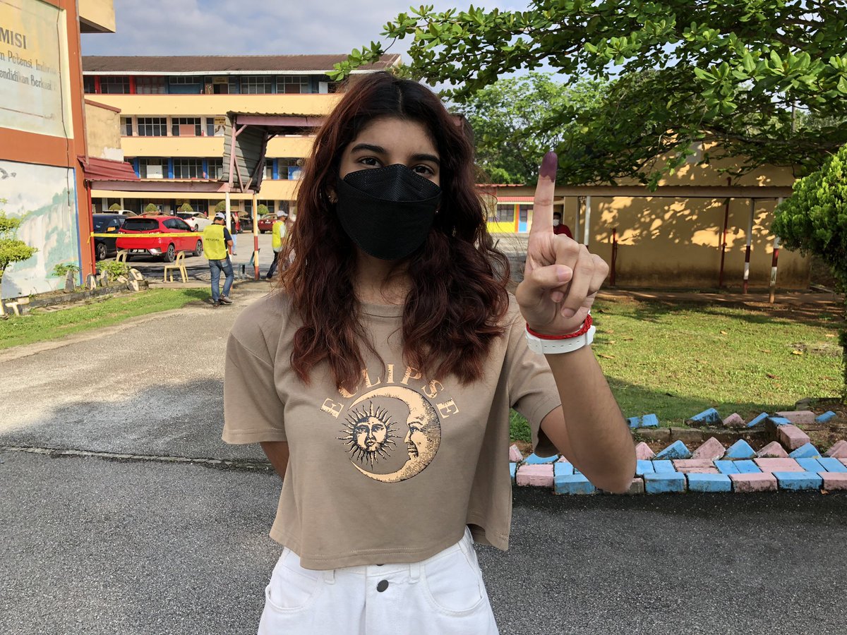 nazrikh's tweet photo. Sanjeena Ananthan 18 tahun rasa sedikit berdebar sebelum mengundi di SK Taman Sutera . Tapi perasaan bertukar amat gembira apabila selesai menunaikan peluang pertama kali undi18 #undi18 #johormemilih #prnjohor #perling @501Awani https://t.co/tOVjzrQyYb