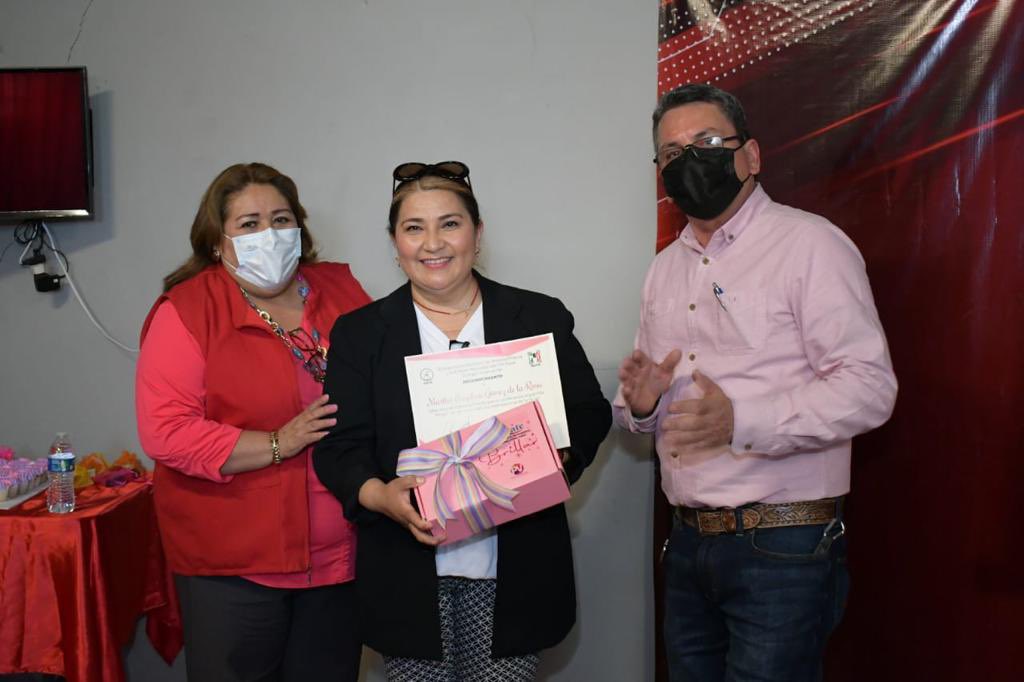 ONMPRI_COAHUILA's tweet photo. En #Nava se llevó acabo un emotivo evento para conmemorar el #DíaInternacionalDeLaMujer.
Agradecemos el respaldo de Ricardo Armendáriz y Socorro Rentería, Presidente y Secretaria Gral. del CM del #PRINava, así como de Yolanda Ríos, presidenta #ONMPRI por la organización. #8M 💜 https://t.co/o9dO2BN7ol