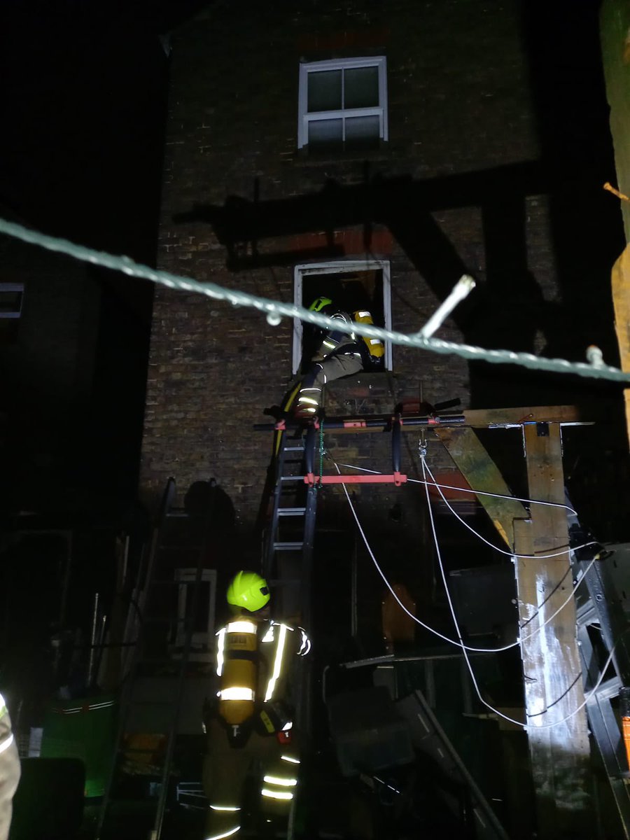LondonFire's tweet photo. Eight fire engines and around 60 firefighters are tackling a blaze in a house converted into flats on Felsham Road in #Putney. No reports of any injuries https://t.co/d1FvwE5CcY https://t.co/xQQOWoVuDO