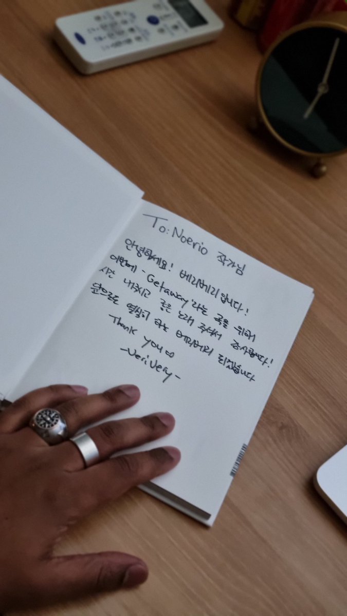 Last year <a href="/the_verivery/">VERIVERY_OFFICIAL</a> left me a very kind message after we created #Getaway for them. I only JUST came back to Korea to actually receive it. What a throwback😊🙏🏽🙏🏽🎵🎵!!
#VERIVERY #VRVR #verrer #vr
