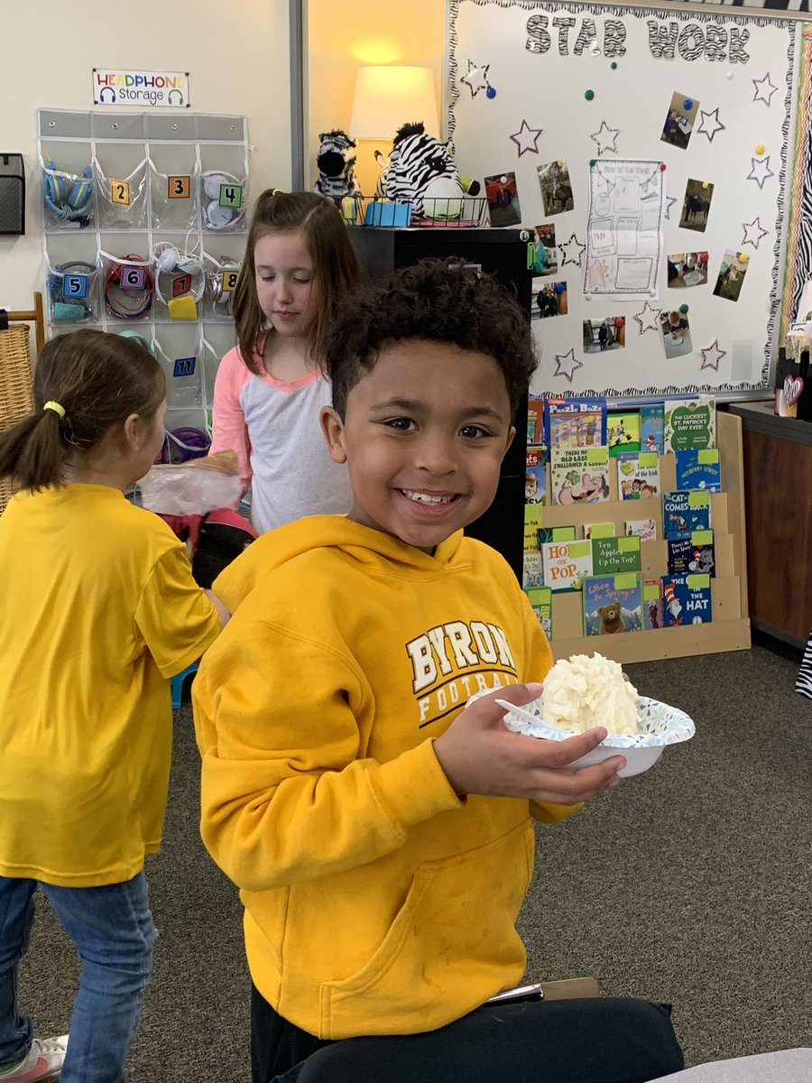 BHSAgDept's tweet photo. A busy Friday had Byron FFA members teaching 158 1st graders all about dairy cows and then helped them make ice cream in a bag. 

Not sure what was more fun, shaking the bags or eating the final product!! 🐄🍦😁

#BHSFFA #byronbears #agintheclassroom https://t.co/gNe7TyogPB