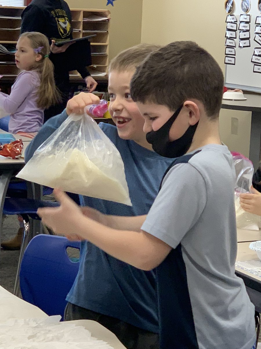 BHSAgDept's tweet photo. A busy Friday had Byron FFA members teaching 158 1st graders all about dairy cows and then helped them make ice cream in a bag. 

Not sure what was more fun, shaking the bags or eating the final product!! 🐄🍦😁

#BHSFFA #byronbears #agintheclassroom https://t.co/gNe7TyogPB