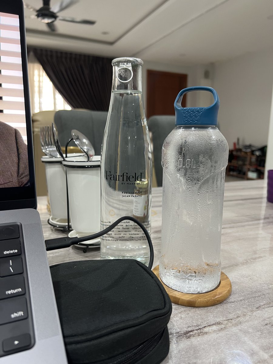 pidotburn's tweet image. Lupa bawa botol 2.5L, yang ada kat rumah kakak aku ni 0.8L je jenuh nak kena refills sampai 3-4 kali sehari. Kalau korang nak pastikan minum air cukup beli lah satu water bottle 1.5 - 2L ke, kadang orang lupa minum air sebab malas nak p refill dalam cawan tu je. #tipssihat lol