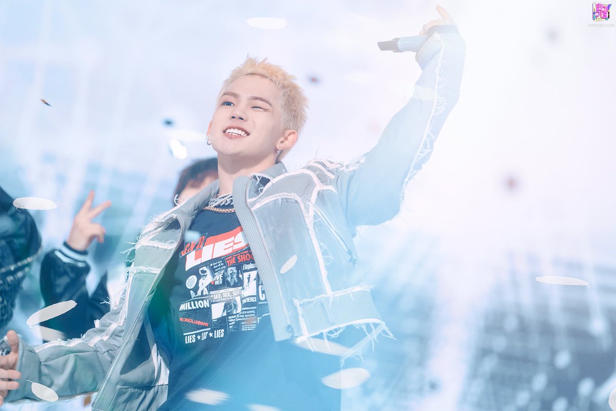 Laurachoi tweet media