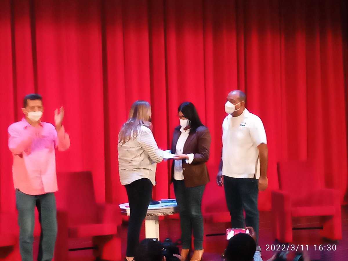 Más de 3mil titularidades  entregaron el día de hoy en estado #Aragua , TOM de la mano de nuestra Ministra <a href="/_LaAvanzadora/">Yelitze Santaella</a> , gobernadora <a href="/Soykarinacarpio/">Karina Carpio</a> y autoridad única de Educación Aragua <a href="/leoalvacabrera/">Prof. Leonardo Alvarado</a>