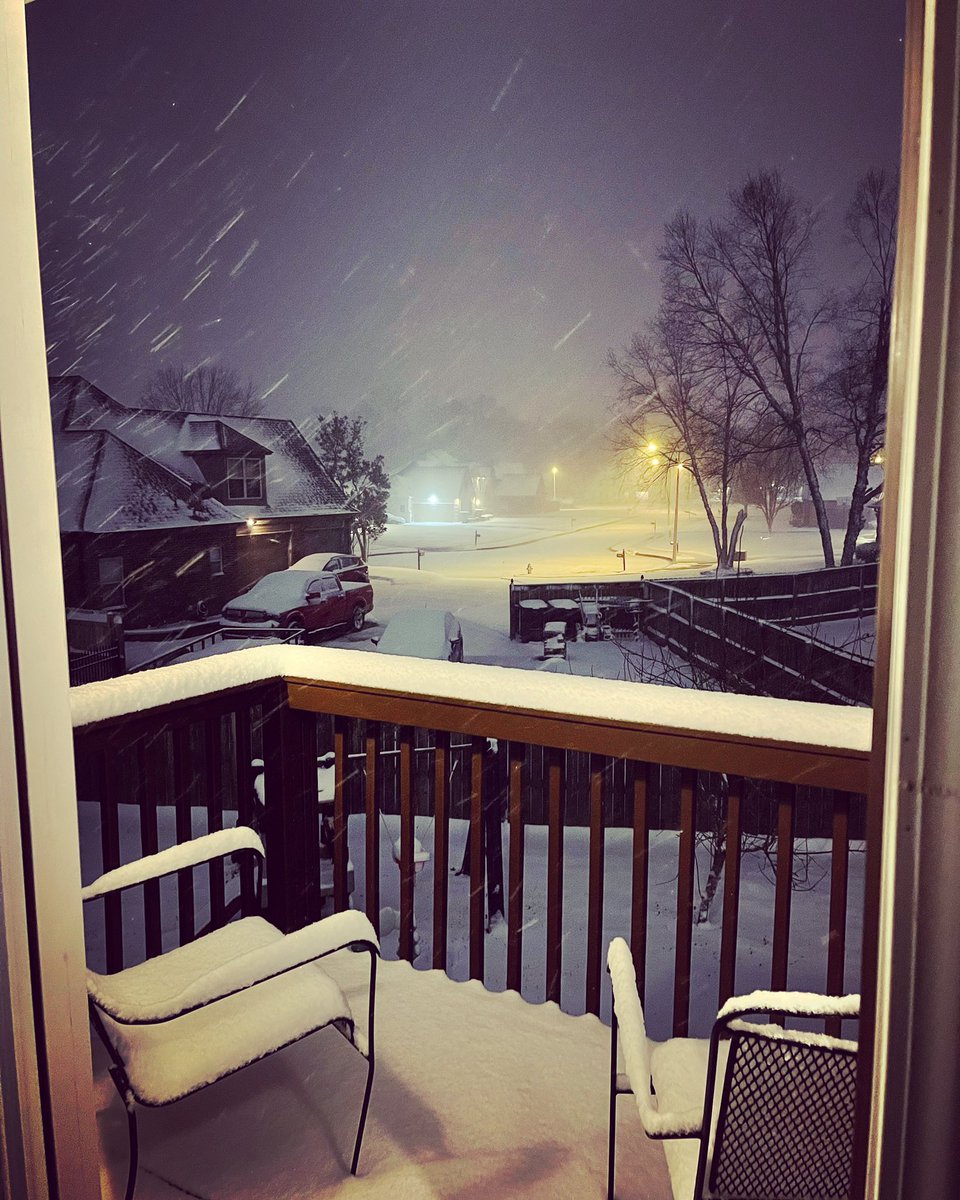 DonMarkJ's tweet photo. The day started out so nice and sunny! #snow #hopeitsgonebytomorrow #itsmarch #imreadyforspring https://t.co/ERbZw8RyUX