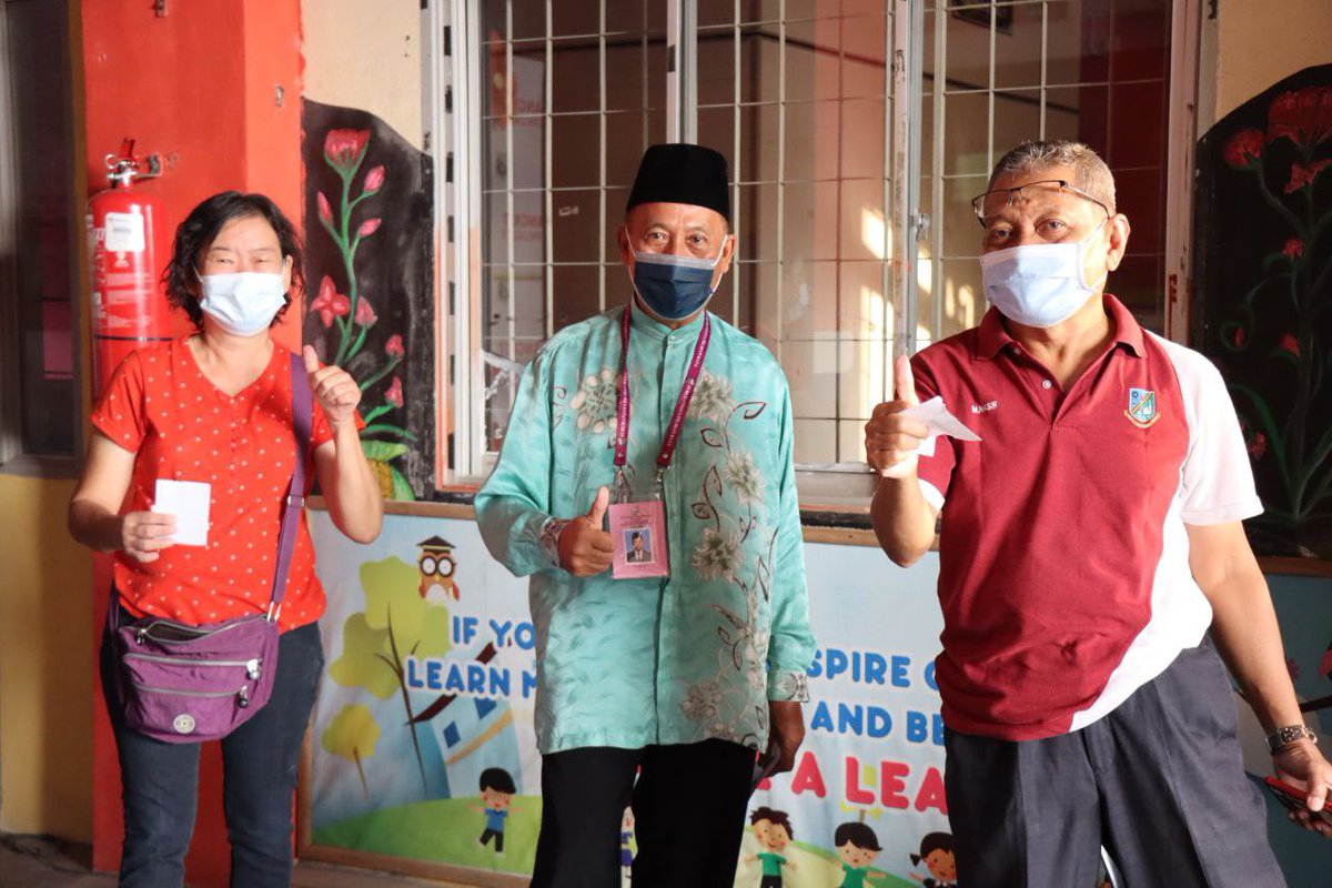 CkgAbdAziz's tweet photo. Jangan lupa turun mengundi hari ini. Saya sudah. 

#DemiBangsaJohor #PerikatanNasional #Undi18 #PRNJohor #MaharaniPrihatin #MuoSederap #Johor https://t.co/8FDXm4TKcU