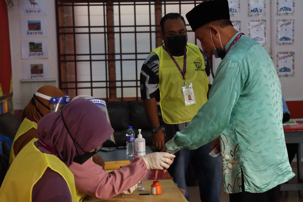 CkgAbdAziz's tweet photo. Jangan lupa turun mengundi hari ini. Saya sudah. 

#DemiBangsaJohor #PerikatanNasional #Undi18 #PRNJohor #MaharaniPrihatin #MuoSederap #Johor https://t.co/8FDXm4TKcU