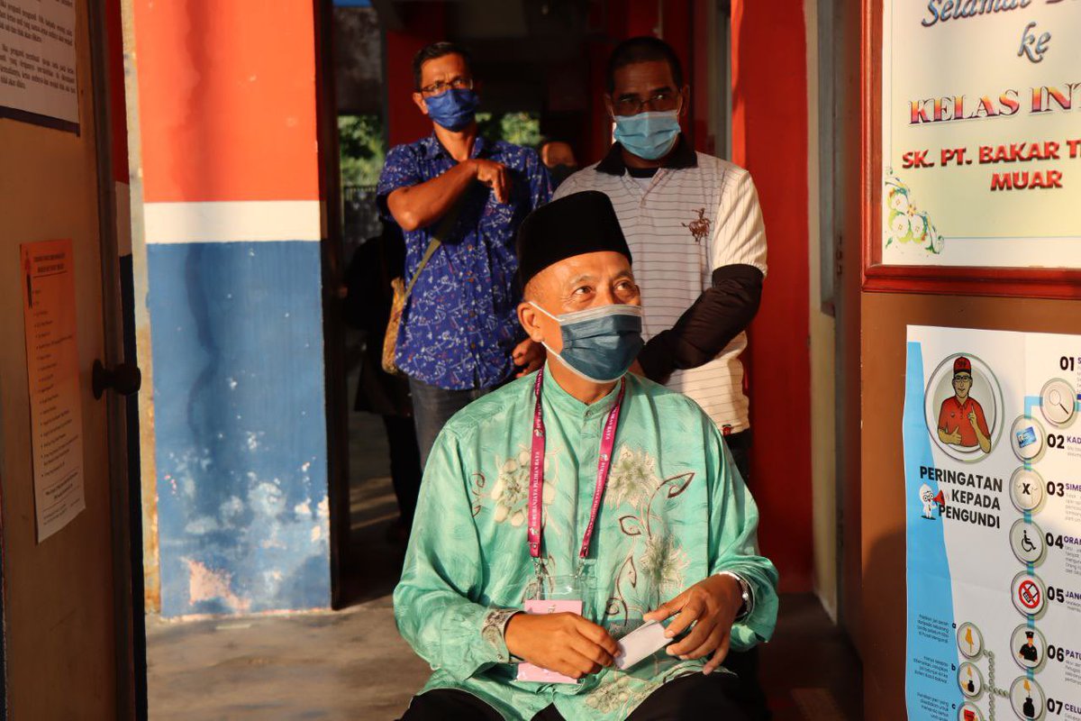 CkgAbdAziz's tweet photo. Jangan lupa turun mengundi hari ini. Saya sudah. 

#DemiBangsaJohor #PerikatanNasional #Undi18 #PRNJohor #MaharaniPrihatin #MuoSederap #Johor https://t.co/8FDXm4TKcU