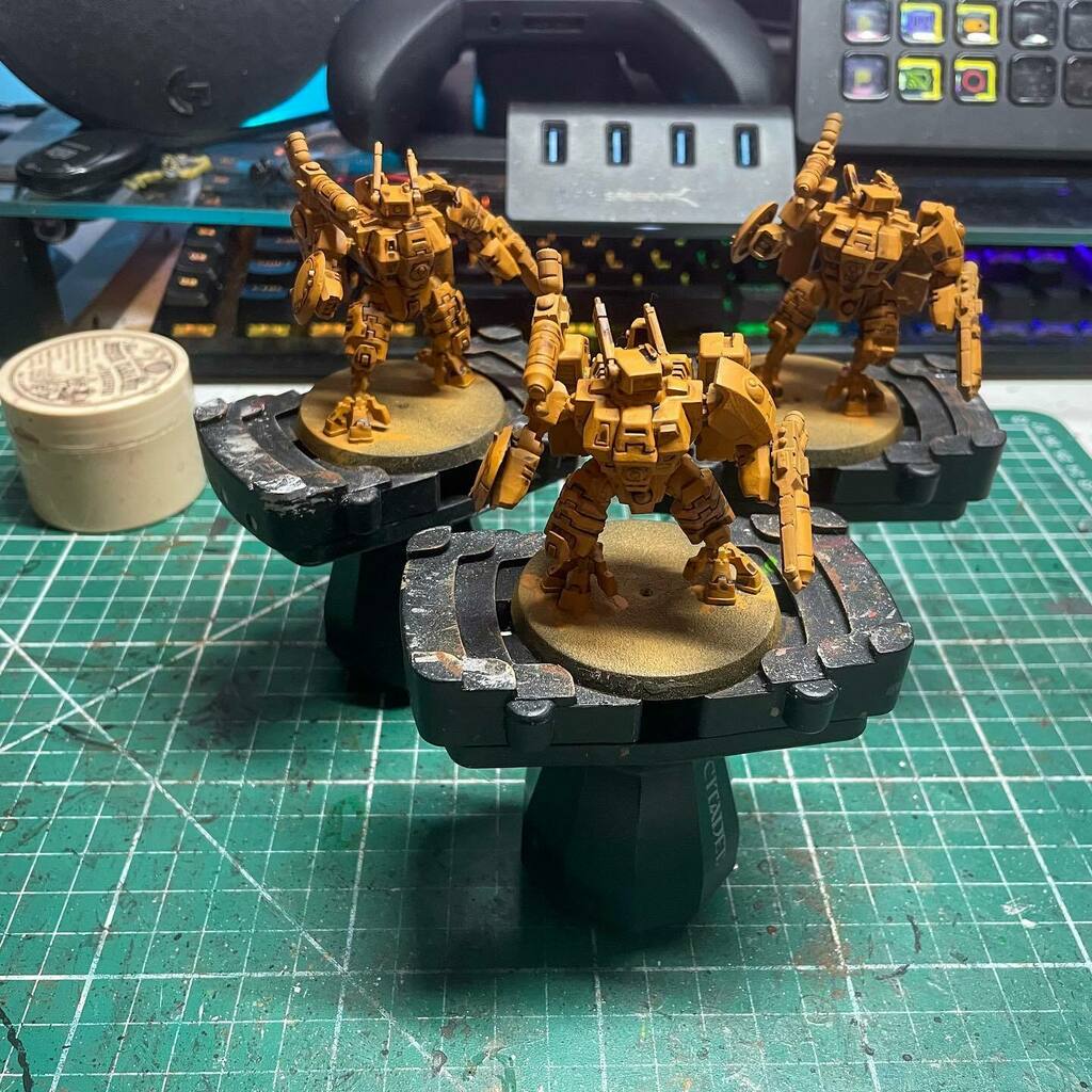 BigGeordieGeek's tweet photo. I forgot to post this on the day!!!

But on Day 69 (nice) of the #HobbyStreak, I started work on some T’au Empire Crisis Suits!

#Warmongers #WarhammerCommunity #Warhammer40k #Warhammer40000 #Tau #TauEmpire #TauSept #BGG https://t.co/OVTCy2BAUb https://t.co/D7y9sTxjmV