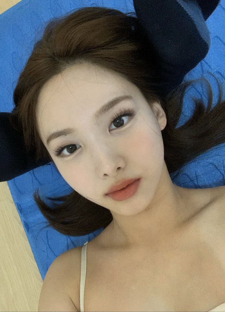 nynfile's tweet photo. nayeon is insanely pretty https://t.co/02rtfYtf1n