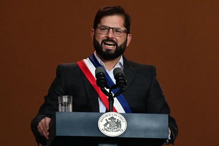 LANACION's tweet photo. Boric da inicio a una nueva era en Chile: “Necesitamos redistribuir las riquezas que producen las chilenas y chilenos” https://t.co/QPoENSO26f https://t.co/OZp2a7t9PR