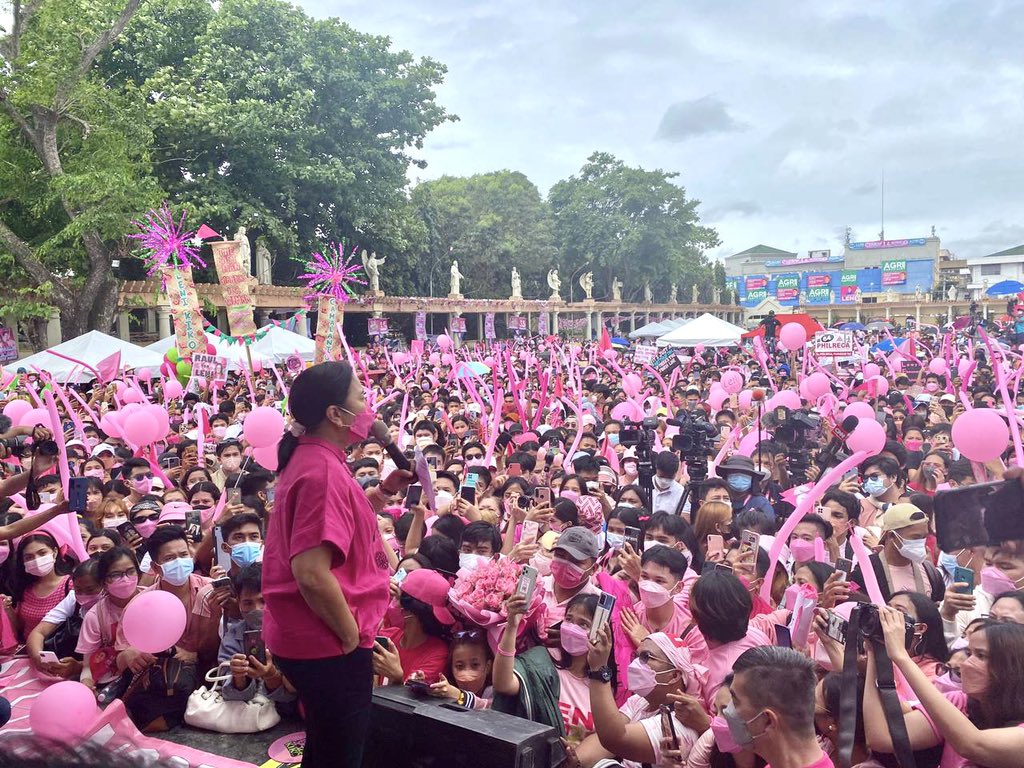 welverder's tweet photo. VP Leni Robredo meets her volunteers/ supporters at the Sts. Peter and Paul Metropolitan Cathedral Grounds in Tuguegarao!

📸 Jorace Lampa for @teamlenirobredo 

#CagayanIsPink
#IsabelaisPink 
#WalangSolidNorth 
#SolidNorthIsAPrank https://t.co/9GPj4VXyU7