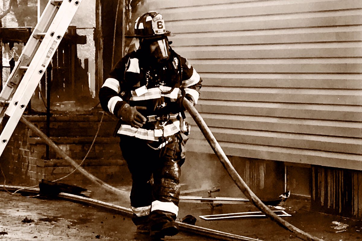 Chief_Ippy's tweet photo. More photos from #BrentwoodFD taken by my son #CrossBuffJrPhotography & with an #iPhone7Plus cause the #Nikon was dead…#unprepared @thefirenews @nysfirechiefs @FASNY @SuffolksBravest https://t.co/mLmdszoKbI