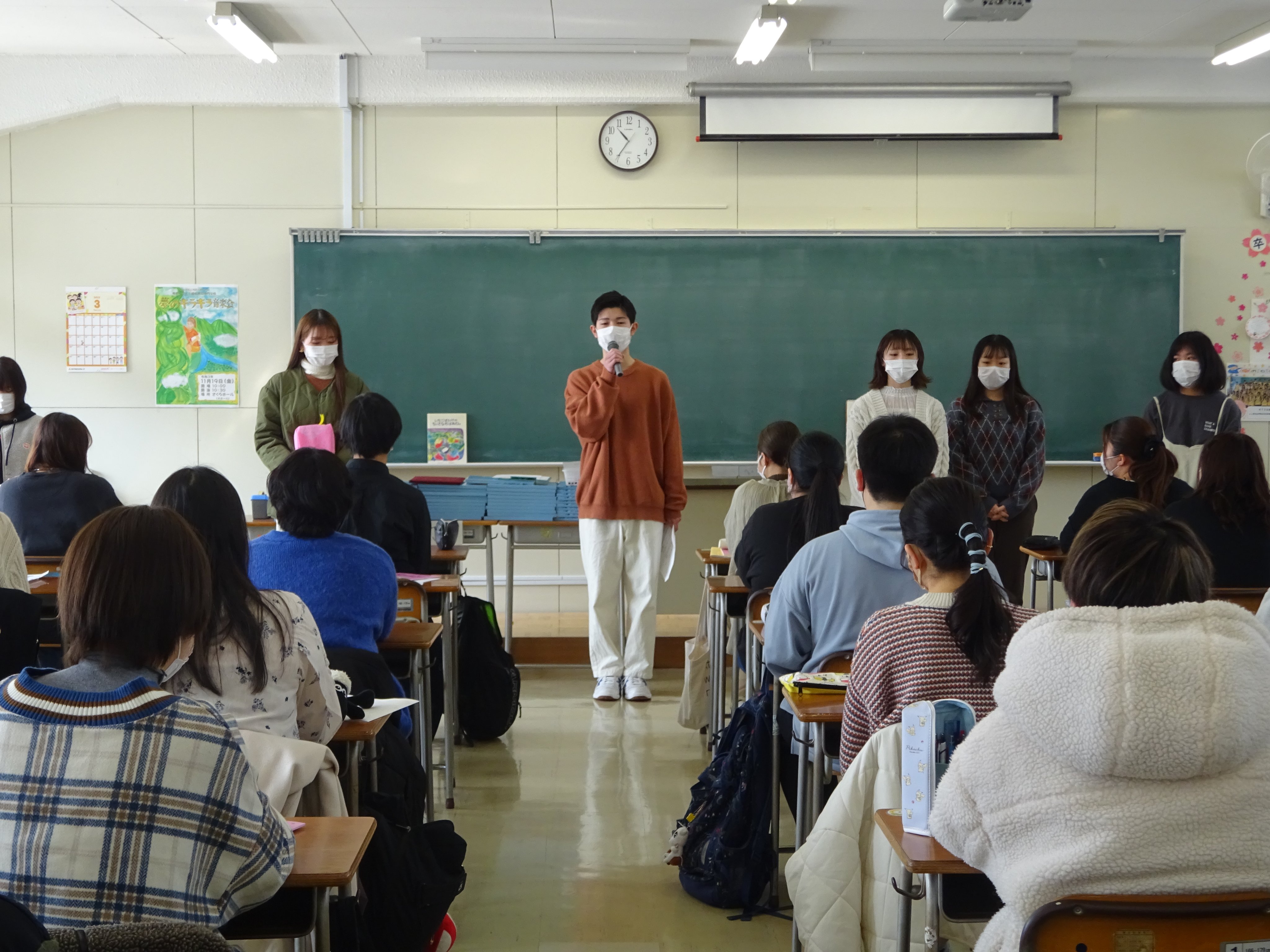 専修大学北上福祉教育専門学校 保育科です 卒業式まで残りわずかとなり 昨日は新 学生自治会メンバーから２年生へ お祝いの言葉と卒業記念品を贈りました また 保育１年生から２年生へ 一人一人お祝いのメッセージを書き お祝いの木を作りました