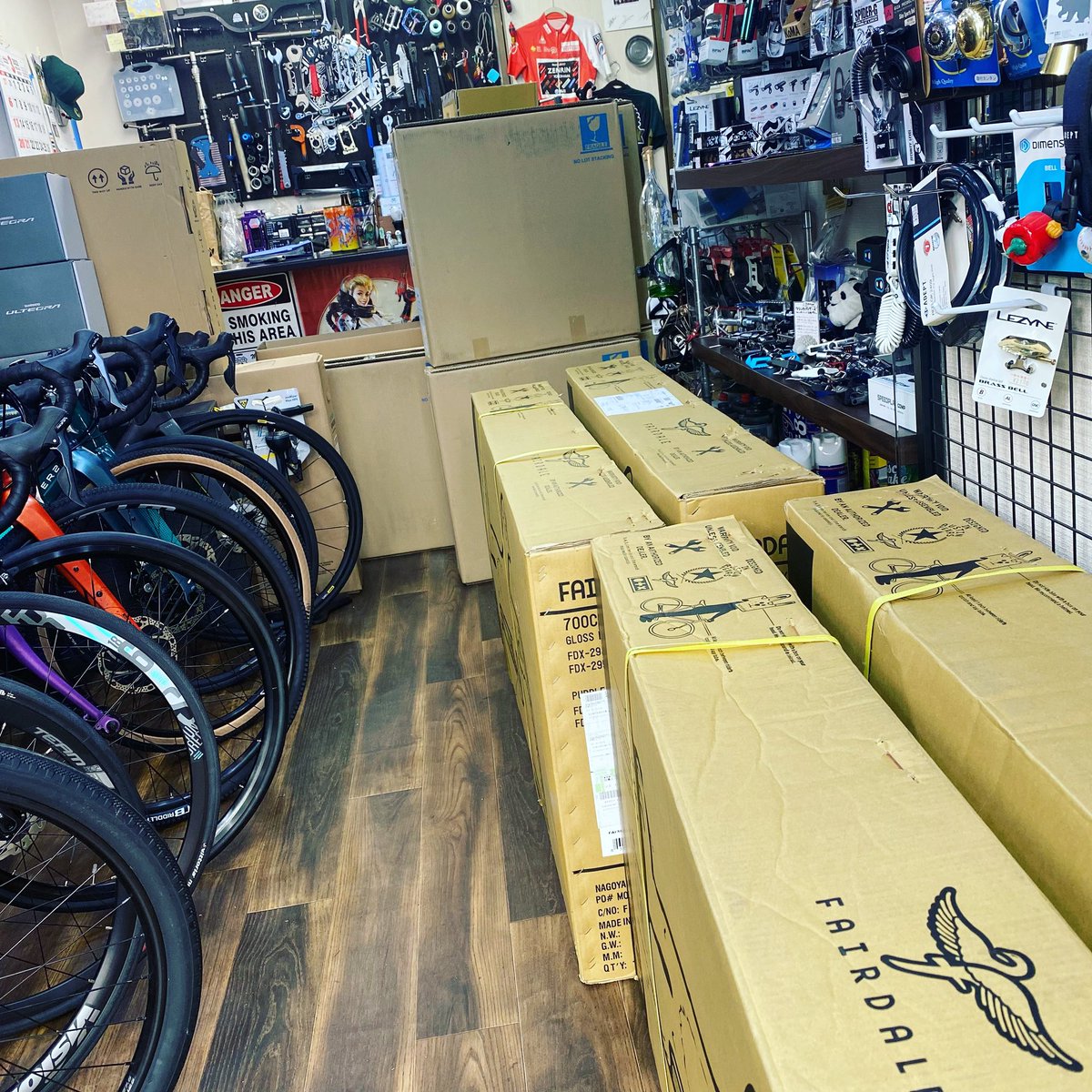 u2bikes's tweet photo. 開店前のひと仕事☕️
入れられる時にしっかり仕入て、良いものいっぱい提案していきますよー。
#JAMIS #FAIRDARE #入荷 #開店前には店内スッキリ予定 https://t.co/QS56UvzYQX