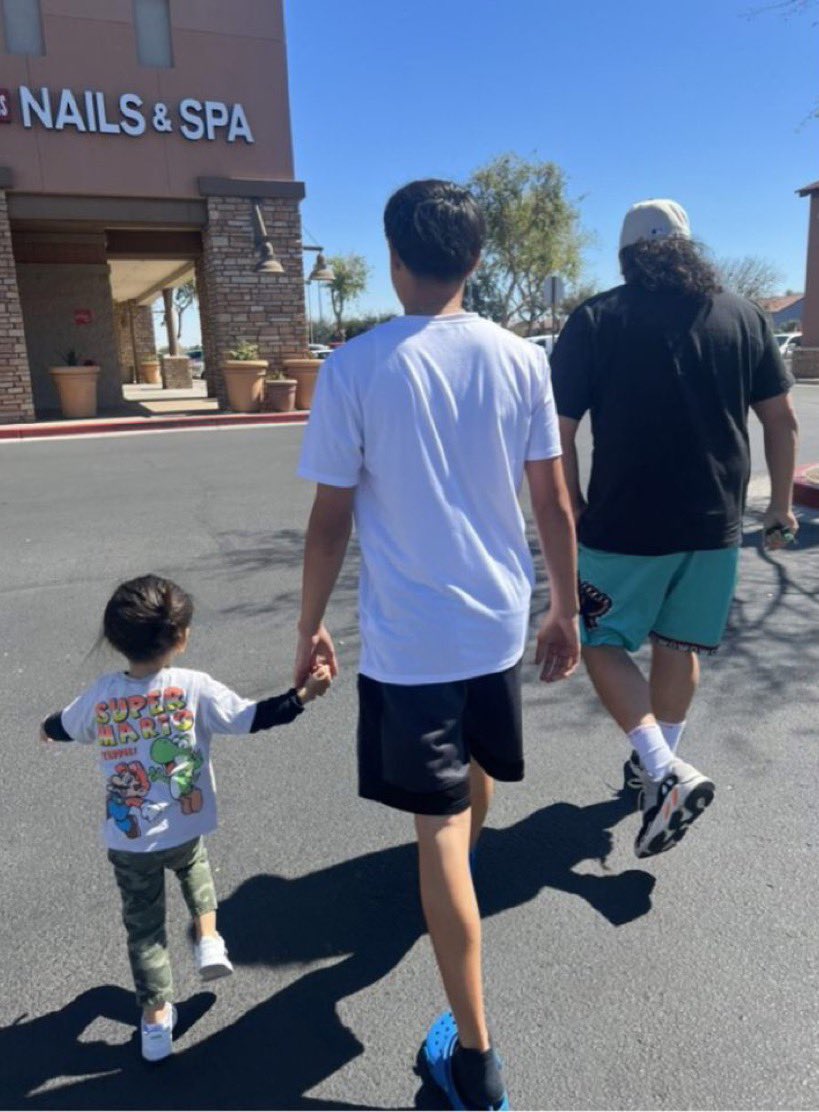 elevatephoenix's tweet photo. Happy Friday! A shout out to the great work done this week by our Teacher Mentor team, like this pic of Moses with Chavez student Angel who is holding baby Moses’ hand. We do life with students &amp; welcome them into our family with our kids. Little Moses loves his big friend Angel! https://t.co/xKnpgFZPui