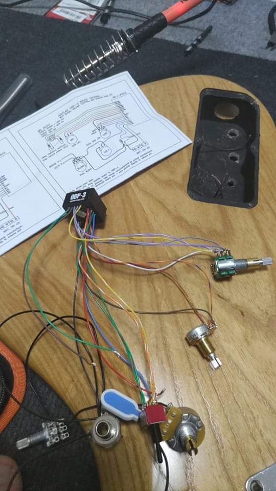 aguilarのベースのプリアンプを自力で取り付け中。
配線の色が微妙過ぎて、色弱の坂下は、一人では無理ゲーでした。
でも、DIYは楽しいですね。