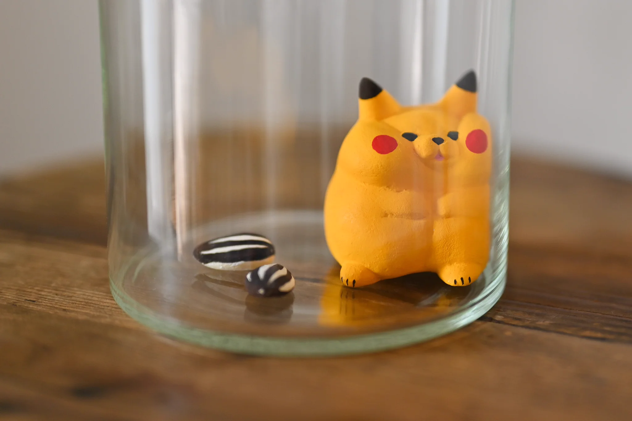 満腹でぷっくぷくなピカチュウ！！瓶の中のもの全部食べたんだねwww